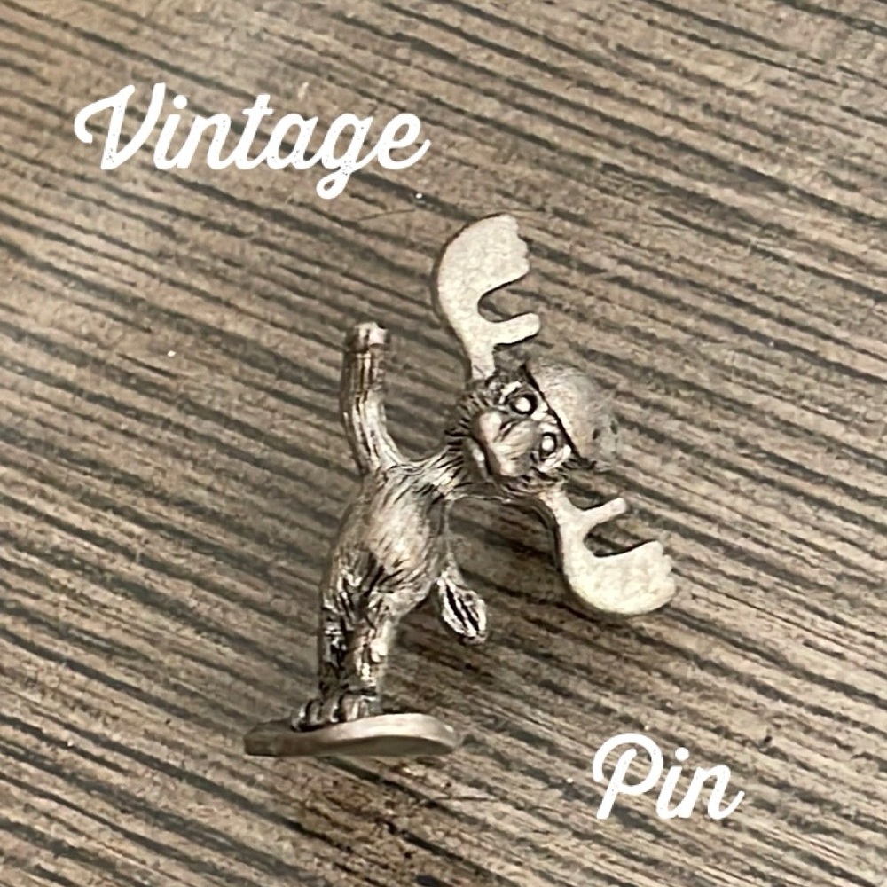 Markie Moose a very talented moose. By Mark Eliot Schwabe Snowboarding Moose Pin